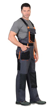 Летний полукомбинезон мужской Сириус-Манхеттен, из смесовой ткани, темно-серый с оранжевым и черным Летний полукомбинезон мужской Сириус-Манхеттен, из смесовой ткани, темно-серый с оранжевым и черным